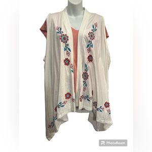Paparazzi flouncy embroidered vest.  Size XL